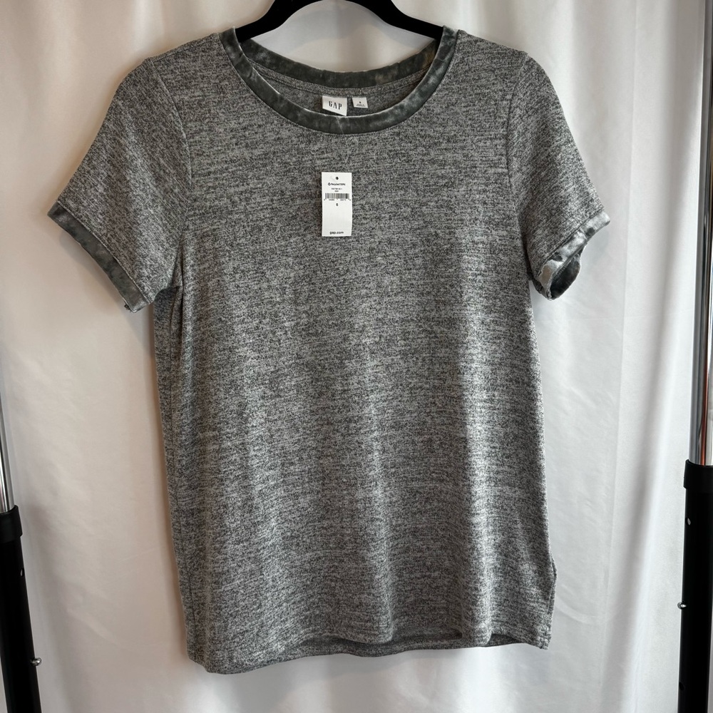 NWT GAP Gray Short Sleeve T-Shirt with Classic Crew Neck and Crushed Velvet sz s